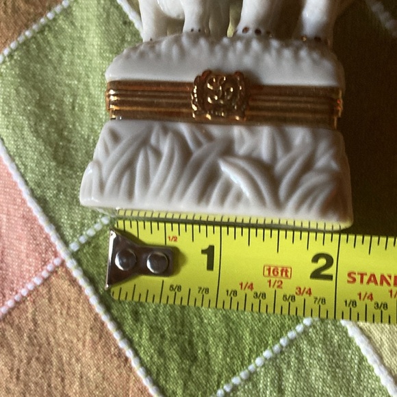 Lenox treasures Tender Hearts Elephant Box with matching golden charm - Picture 9 of 10